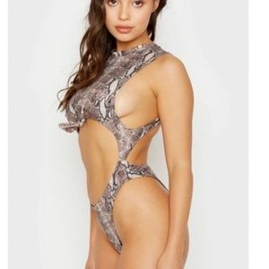 *NEW* Frankie's Bikinis Belle One Piece Sexy Cutout Snake Print Swimsuit Size M